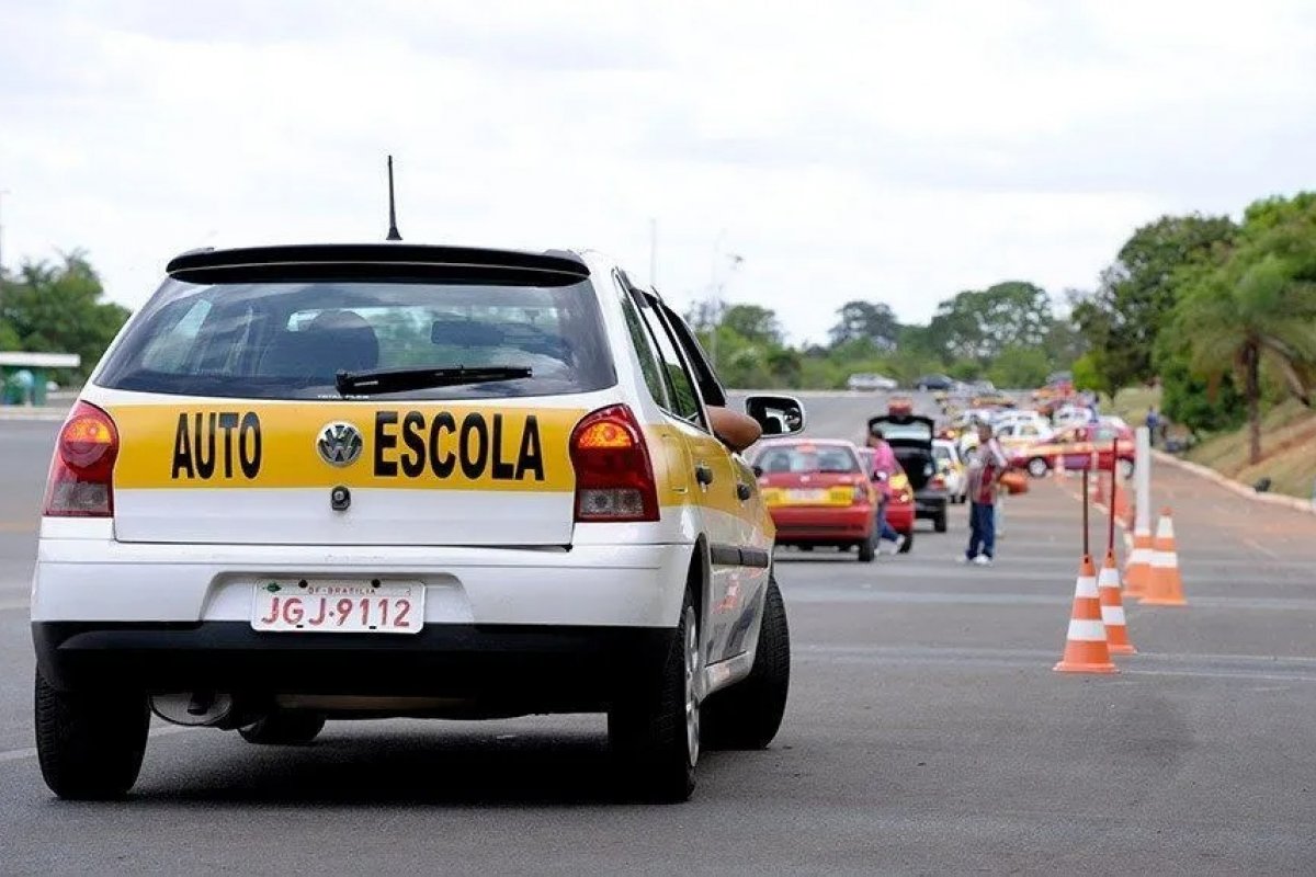 Veículos de autoescolas têm novo limite de idade máxima permitido; confira mudanças