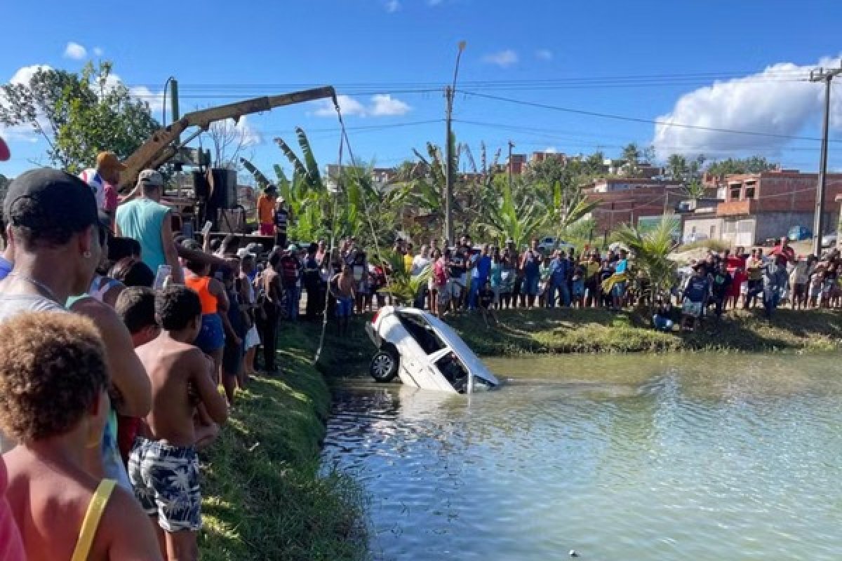 Corpo é encontrado dentro de carro submerso em lagoa no sul da Bahia