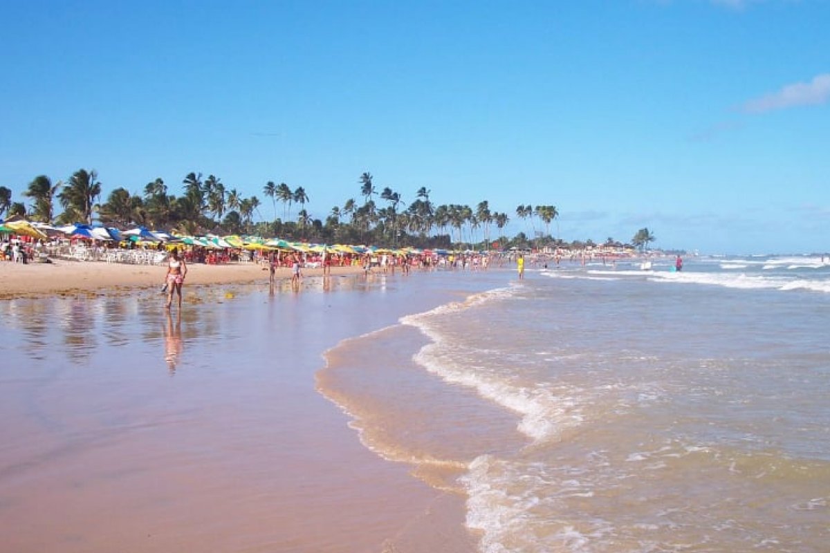 Areia invade calçada na orla de Piatã em Salvador e causa queda de ciclistas