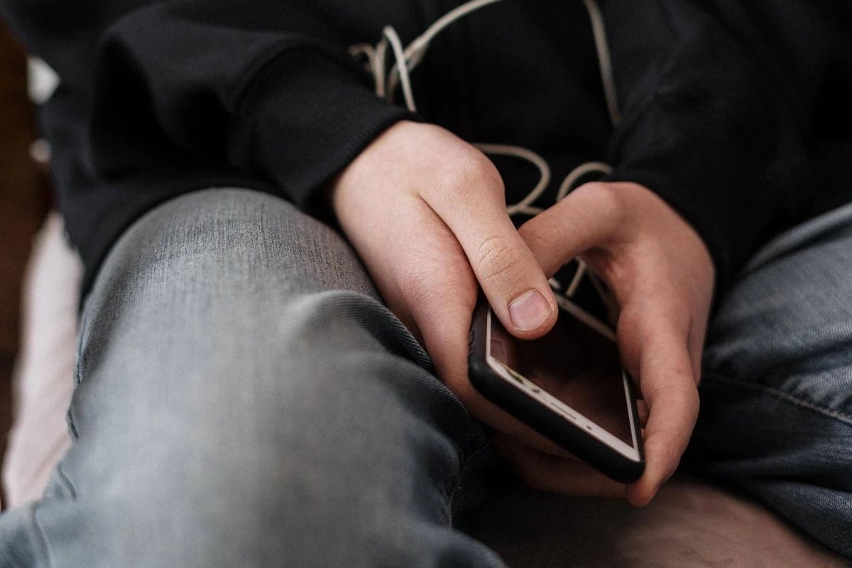Adolescente de 12 anos agride a mãe após gastar R$ 2 mil em jogo online; entenda