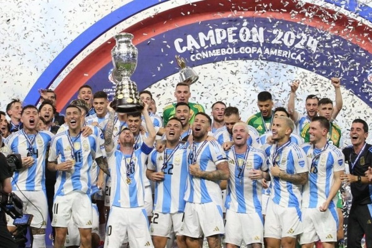 Vídeo: jogadores argentinos cantam música racista e transfóbica após título da Copa América