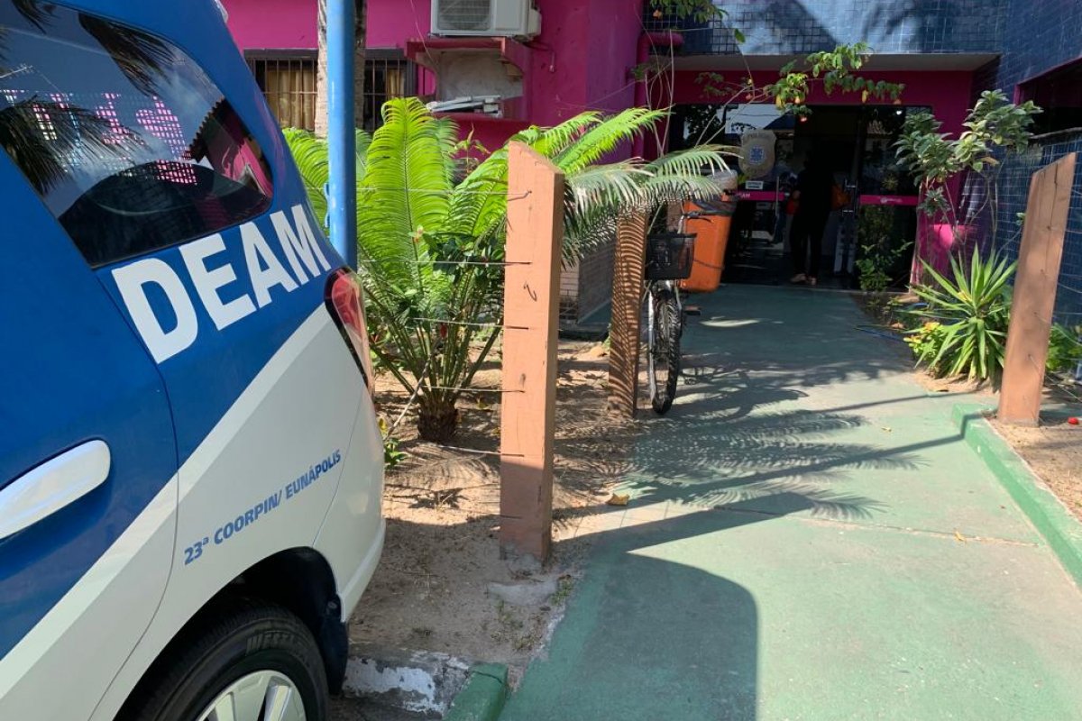 Homem é preso após invadir delegacia para agredir e ameaçar companheira em Porto Seguro