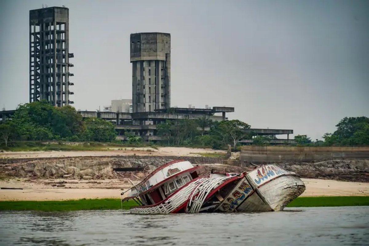 Seca no Amazonas afeta 10 mil pessoas, isola comunidades e causa desabastecimento