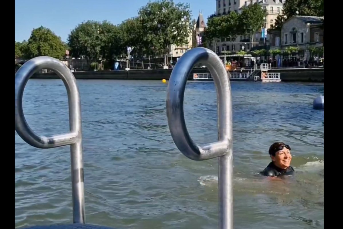 Vídeo: Prefeita de Paris cumpre promessa e mergulha no rio Sena
