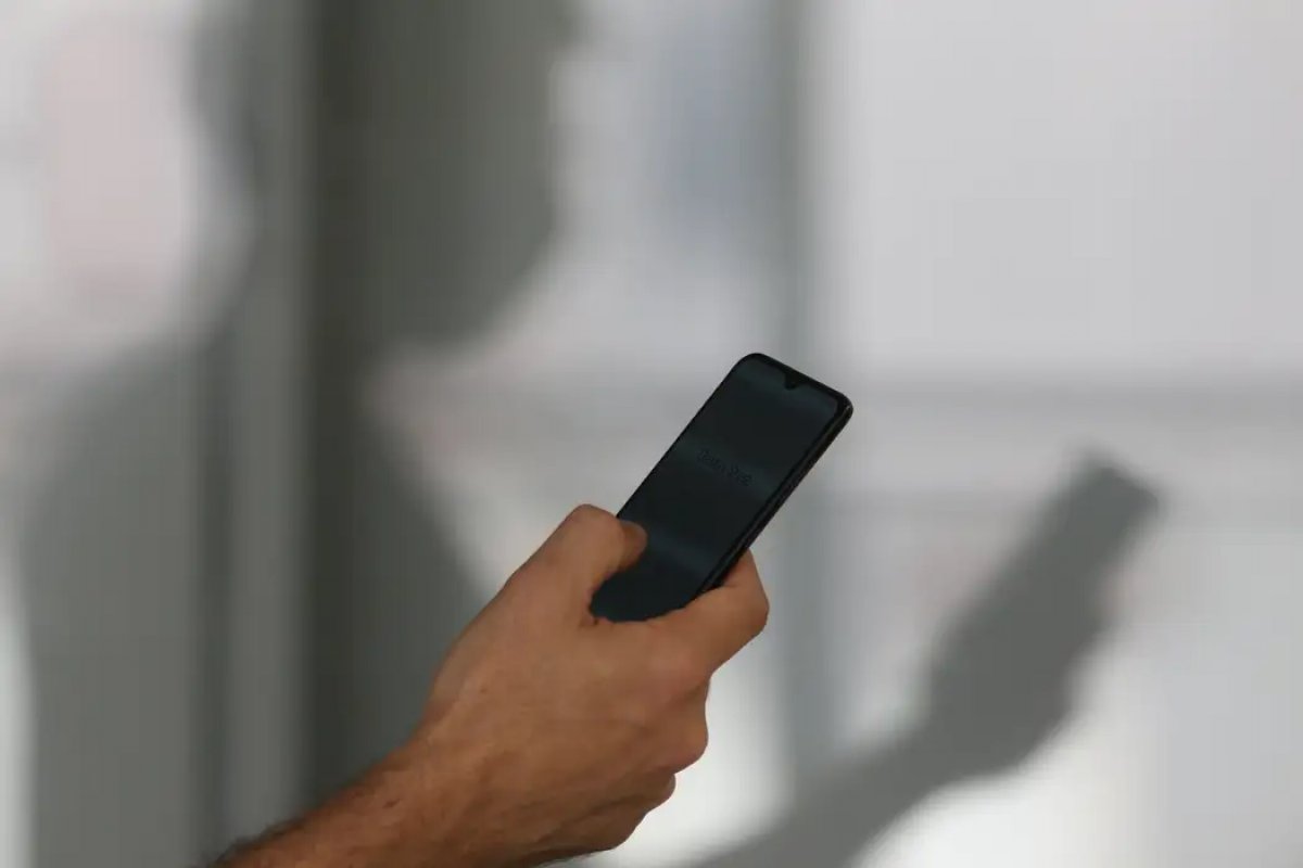 STJ: uso de celular pelo preso durante trabalho externo não configura falta grave