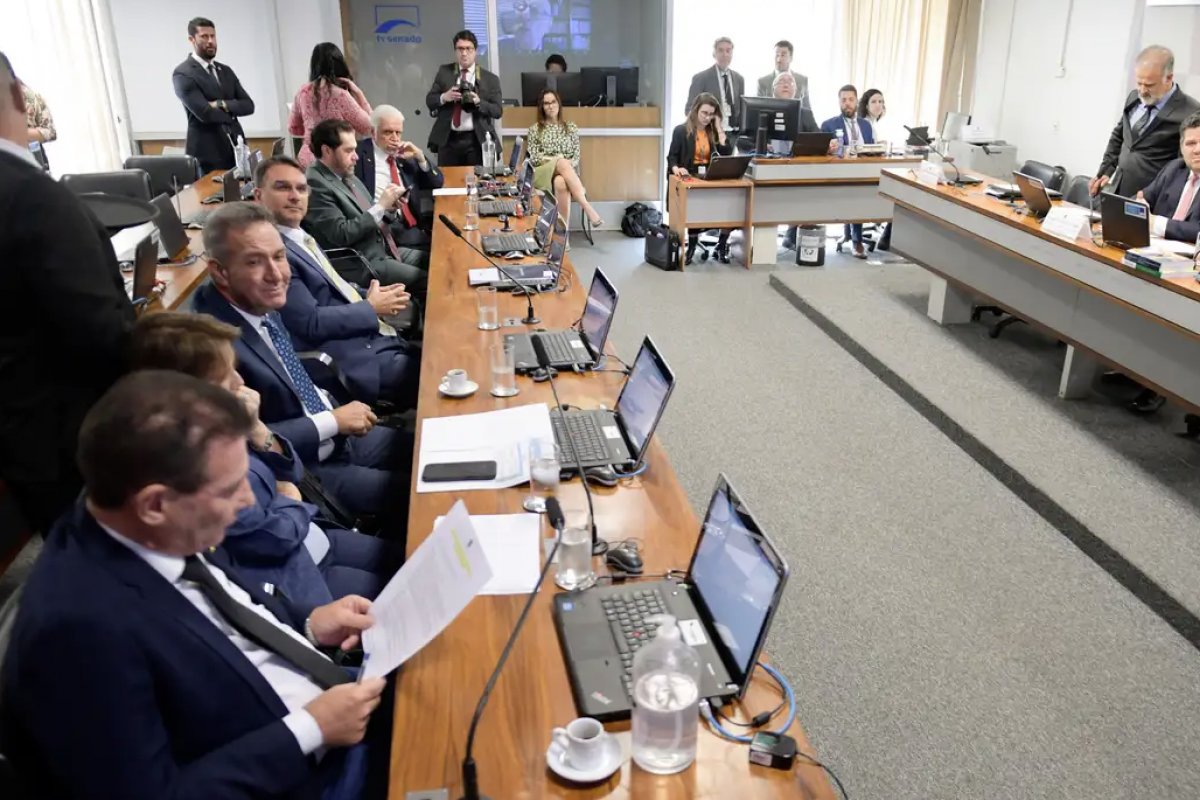 PEC que anistia partidos só deve ser votada em agosto no Senado