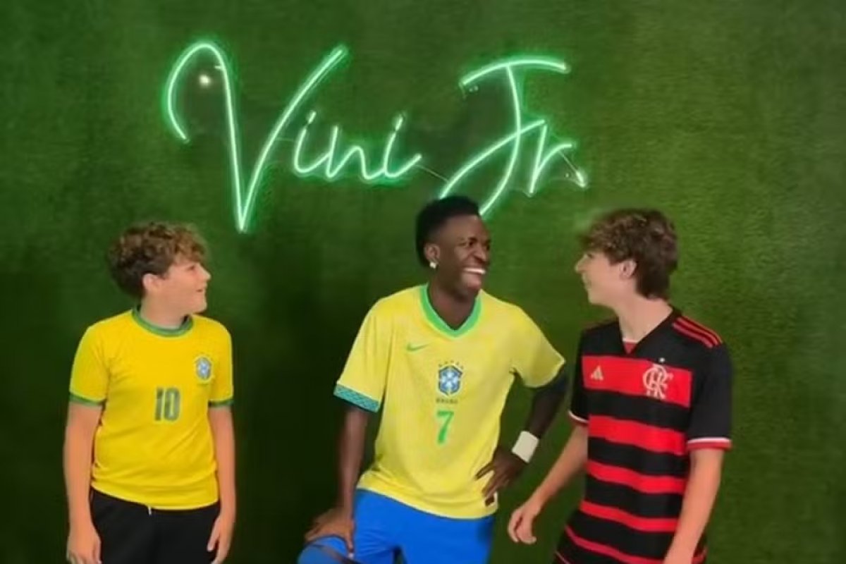 Vídeo: Vini Jr. ganha estátua em museu e brinca com fãs