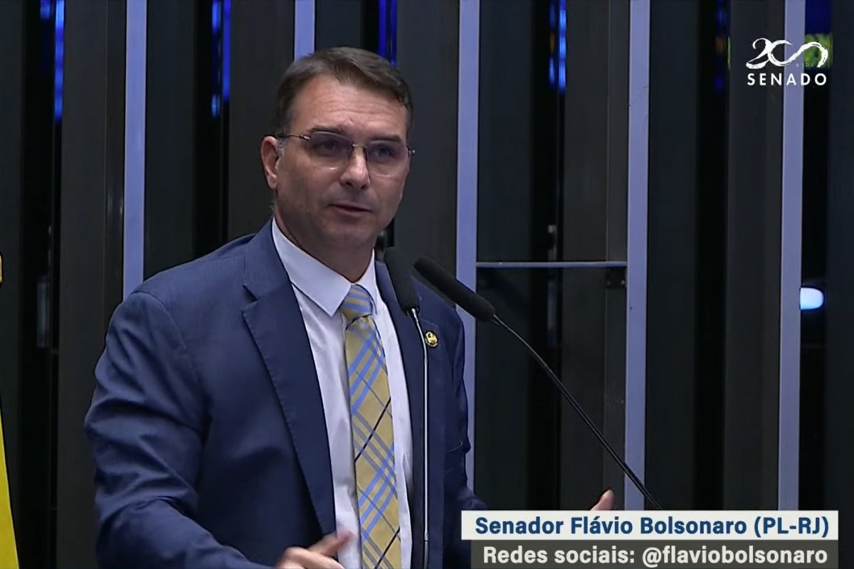 “Se Deus não virasse a cabeça de Donald Trump, aquele tiro teria explodido seu crânio”, diz Flávio Bolsonaro