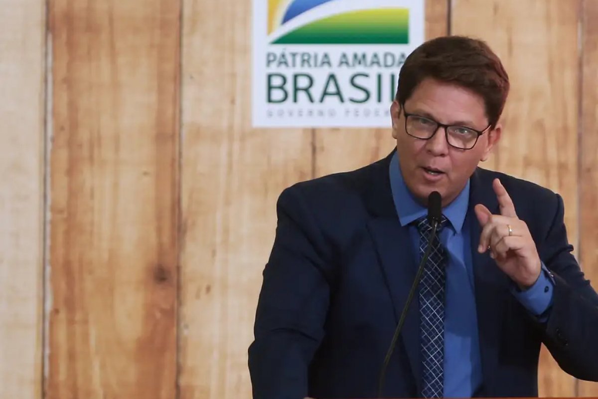 Túlio Gadêlha vai à PGR contra Mário Frias após uso de verbas para filme sobre Bolsonaro