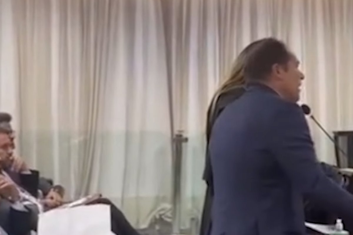 Vídeo: advogado pede dispensa do uso da beca no TJ-BA e relata 'odor desagradável'