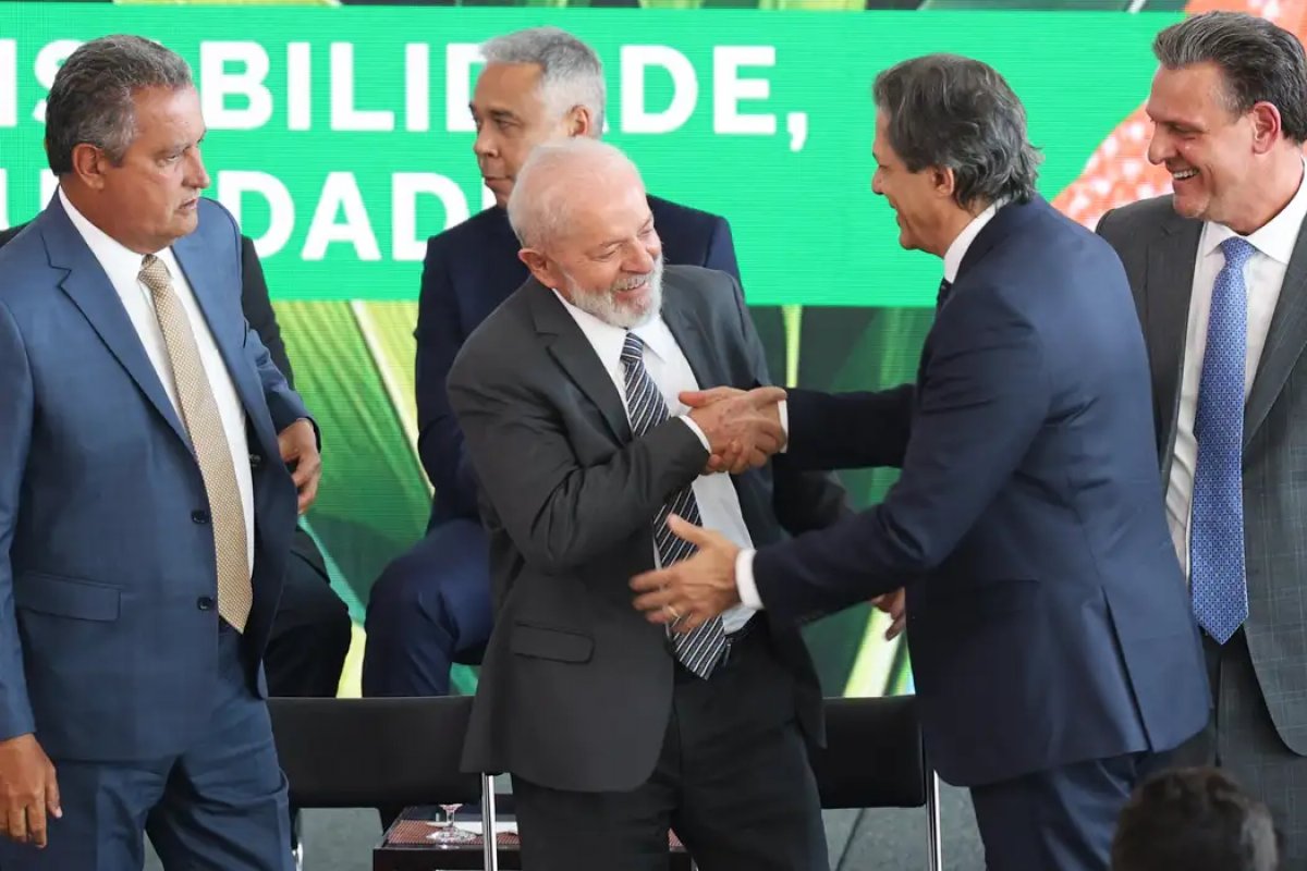 Lula se reúne hoje com membros da equipe econômica para discutir bloqueios no Orçamento 2024