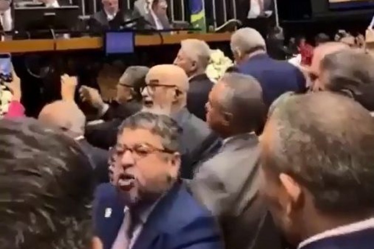 Polícia Federal aponta crime de injúria real em briga no plenário da Câmara