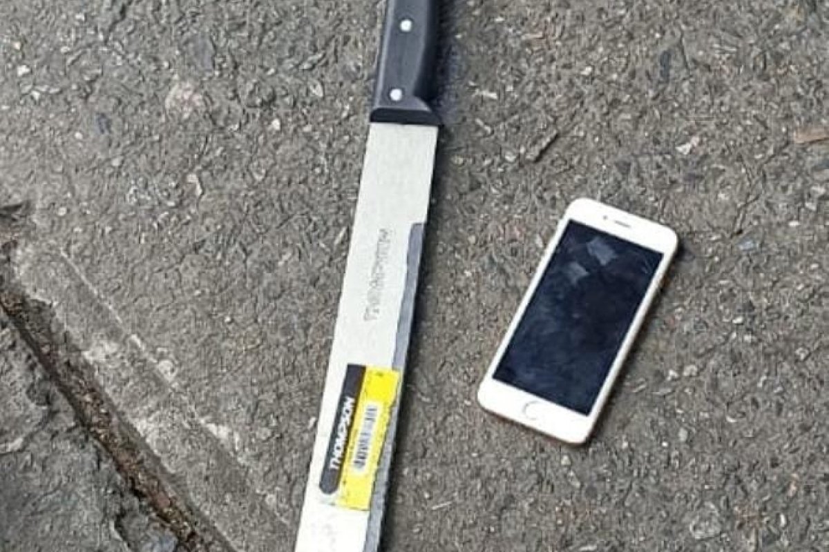 Homens são presos acusados de roubo no bairro do Iguatemi em Salvador.