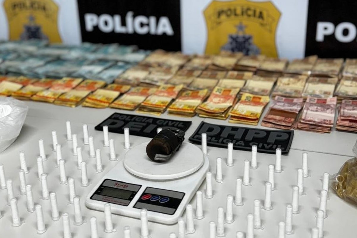 Polícia Civil em Tancredo Neves apreende R$ 180 mil e um quilo de cocaína