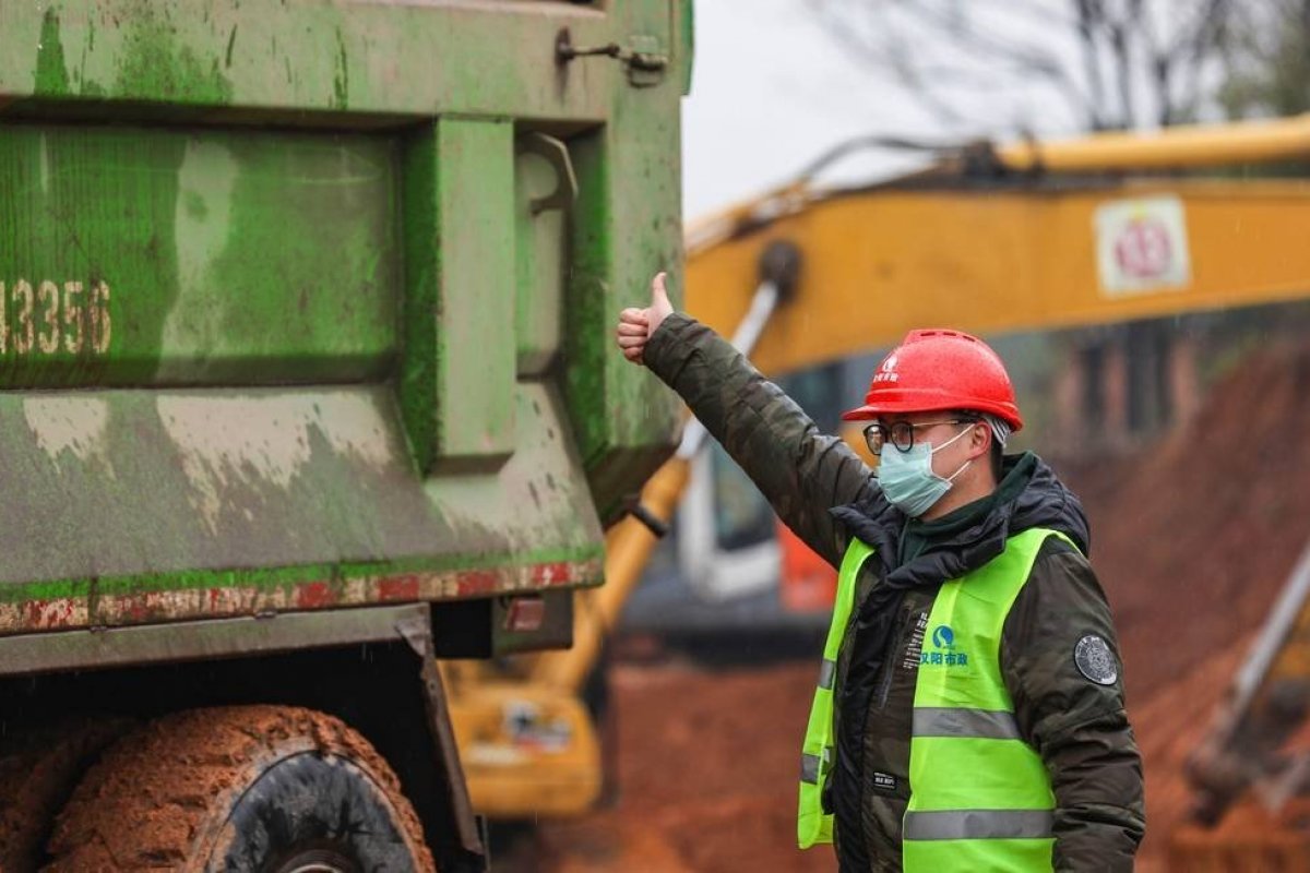 Coronavírus faz China construir hospital em menos de uma semana