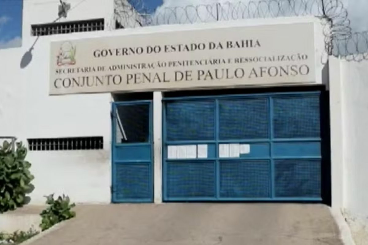 Policial penal é preso suspeito de entrar com drogas e celulares em presídio no norte da Bahia