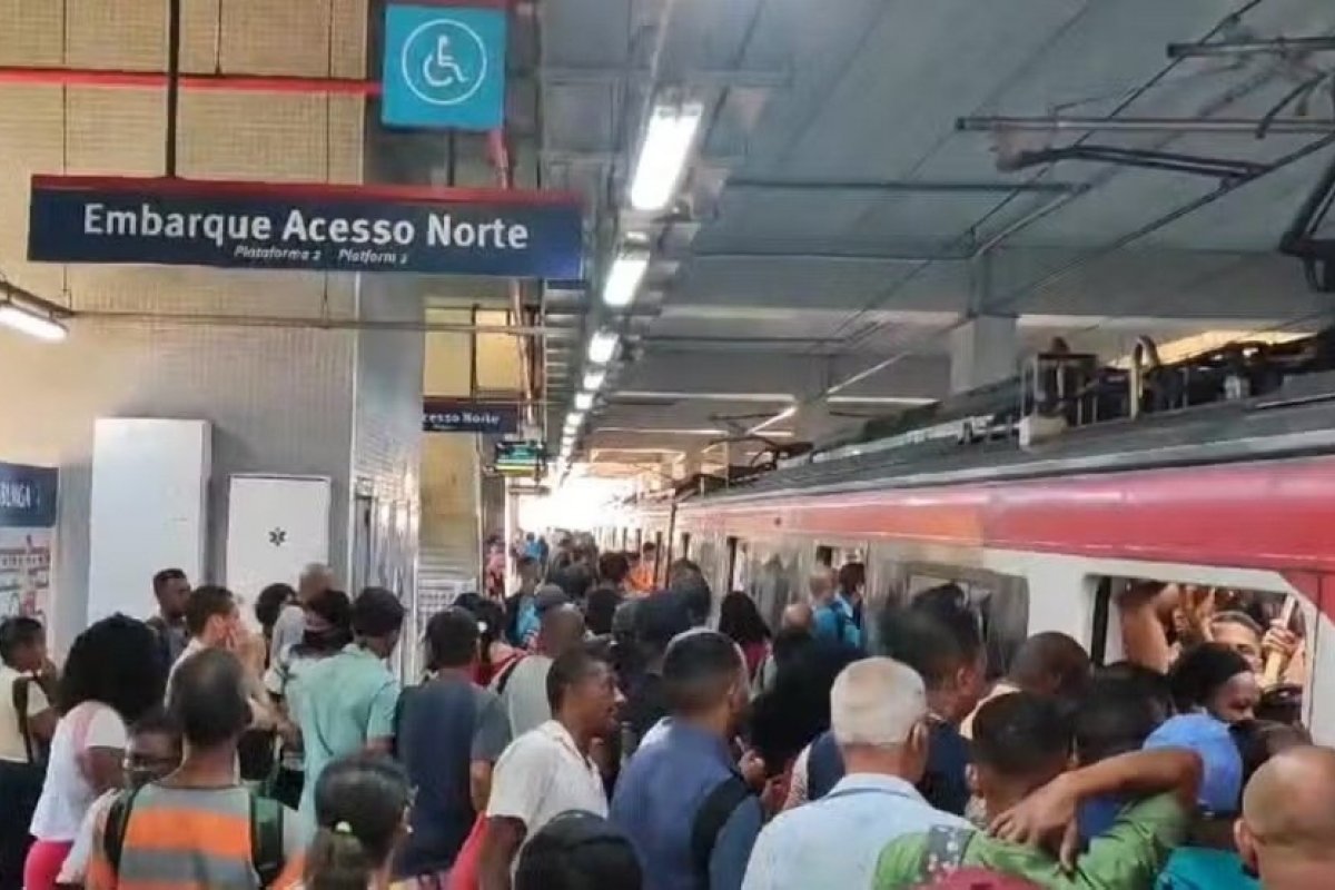 Operação do metrô de Salvador é normalizada após três horas; estações, passarelas e pontos de ônibus ficaram lotados