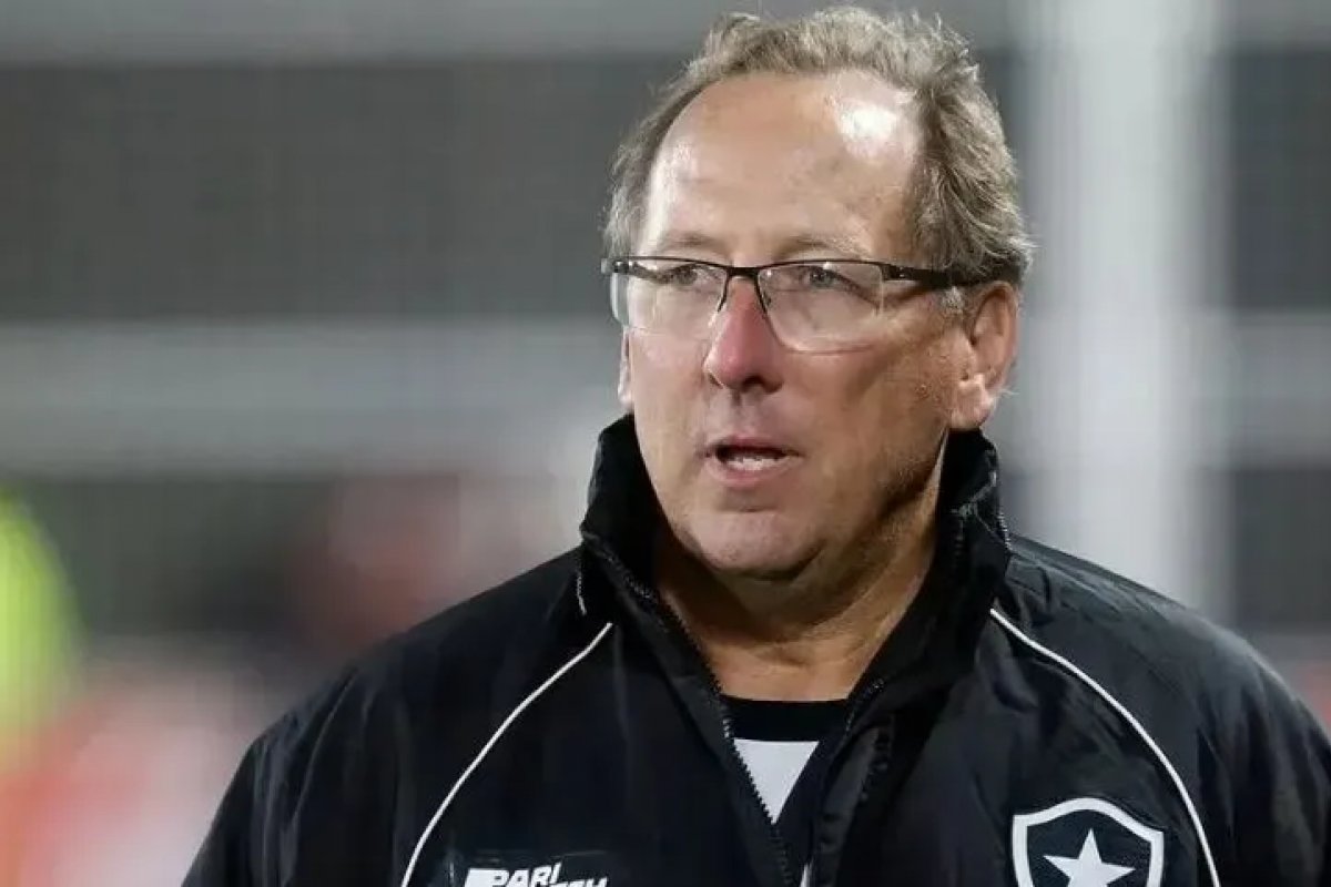 John Textor defende a criação de teto salarial no futebol brasileiro; entenda a proposta