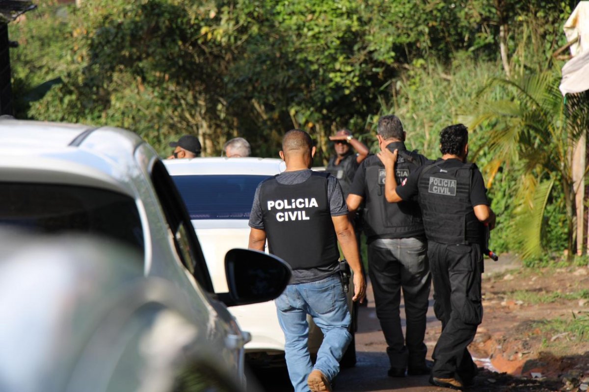 Mãe e padrasto são presos por suspeita de espancar criança de quatro anos