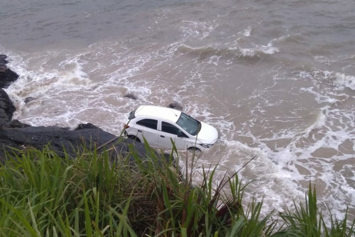 Uma pessoa fica ferida após carro cair em mar na cidade de Ilhéus, sul da Bahia