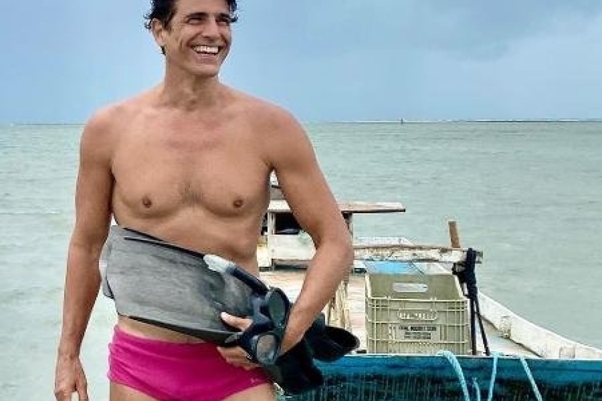 De sunga rosa, Reynaldo Giannechinni curte praia de Alagoas