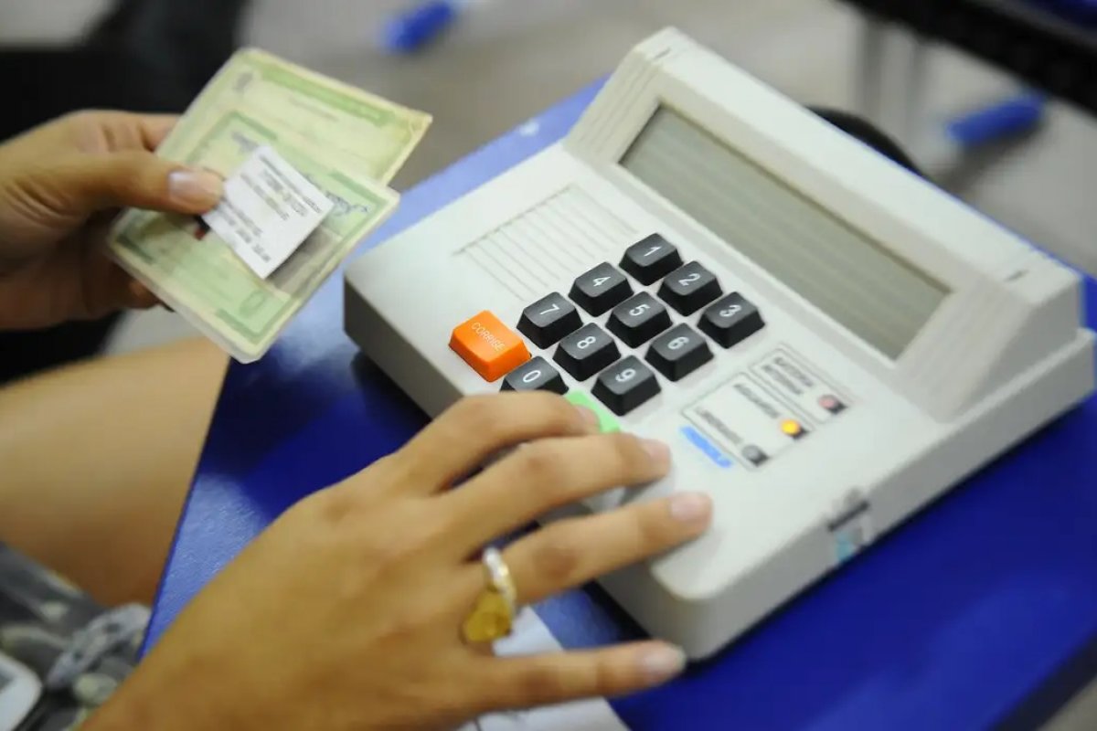 Número de eleitores de 16 e 17 anos cresce após desabar na pandemia