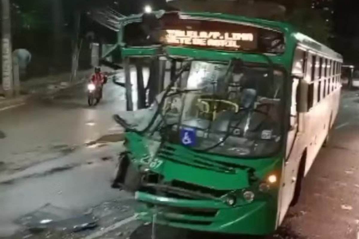 Ônibus batem e 4 passageiros são levados para UPA