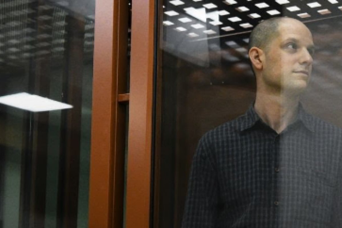 Tribunal russo condena jornalista norte-americano a 16 anos de prisão por espionagem