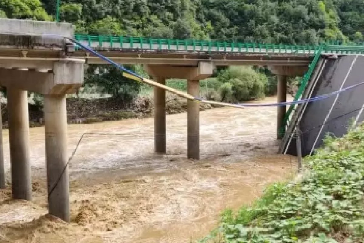 Queda de ponte durante chuva mata 11 pessoas e deixa outras 30 desaparecidas, na China