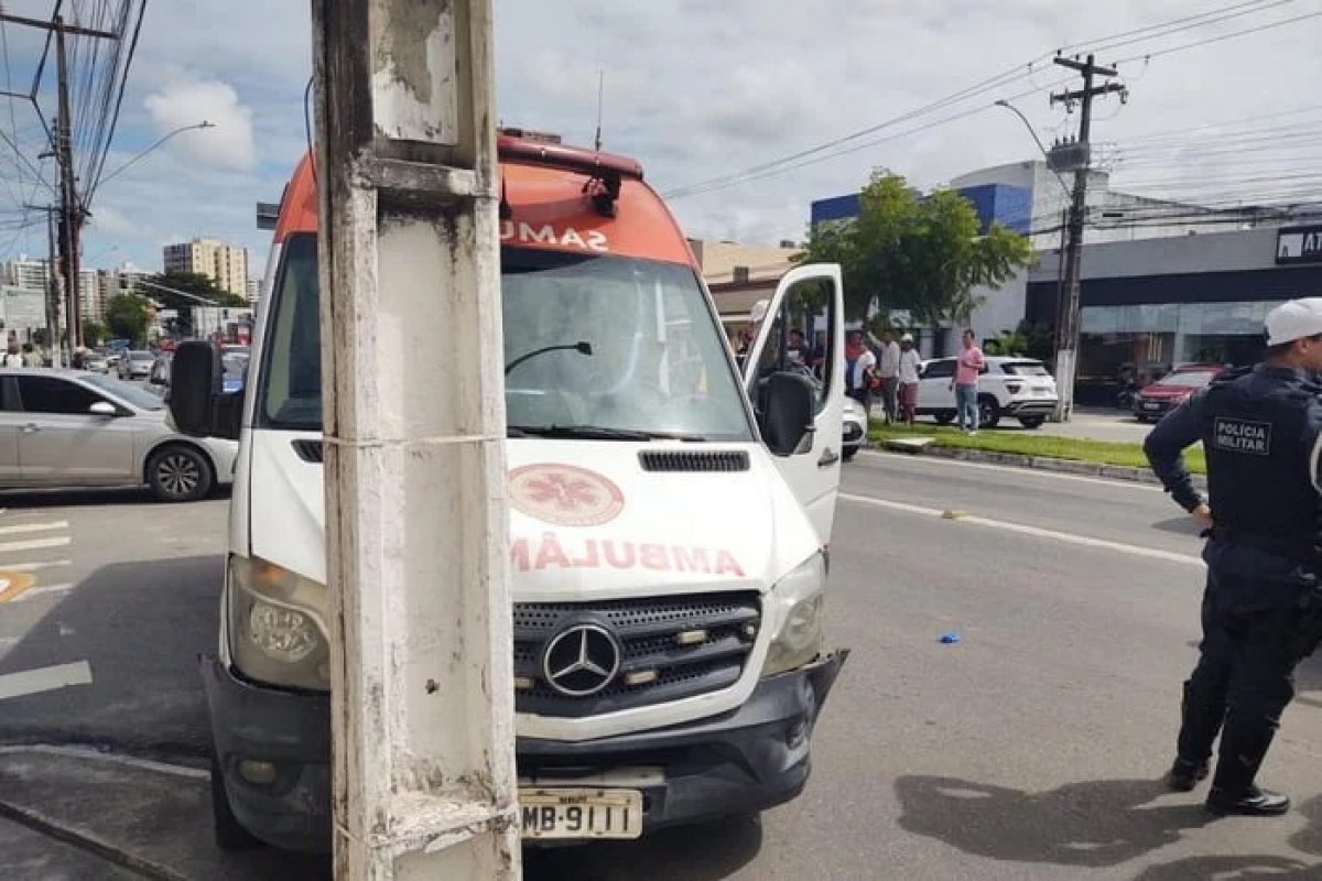 Homem sequestra ambulância no Detran e é baleado pela PM