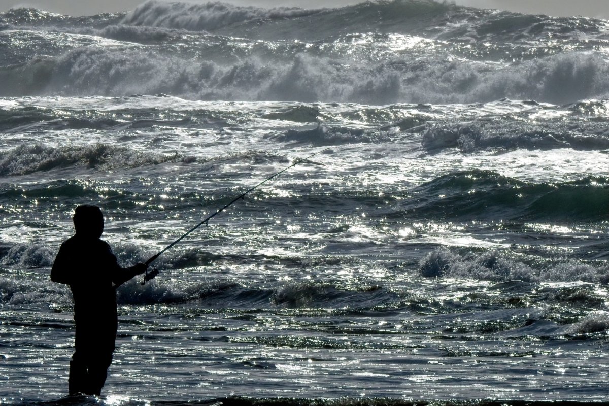 Durante pescaria, homem cai no mar e desaparece em SC