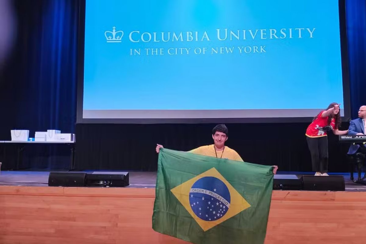 Estudante baiano de 14 anos ganha medalha de ouro em torneio internacional de matemática