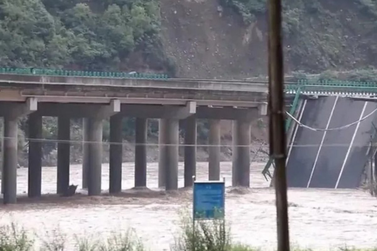 Sobe para 12 o número de mortos em queda de ponte na China
