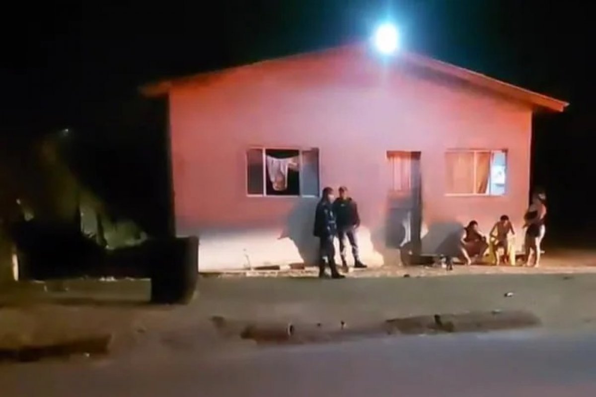 Menina de 14 anos é morta a tiros no sofá de casa