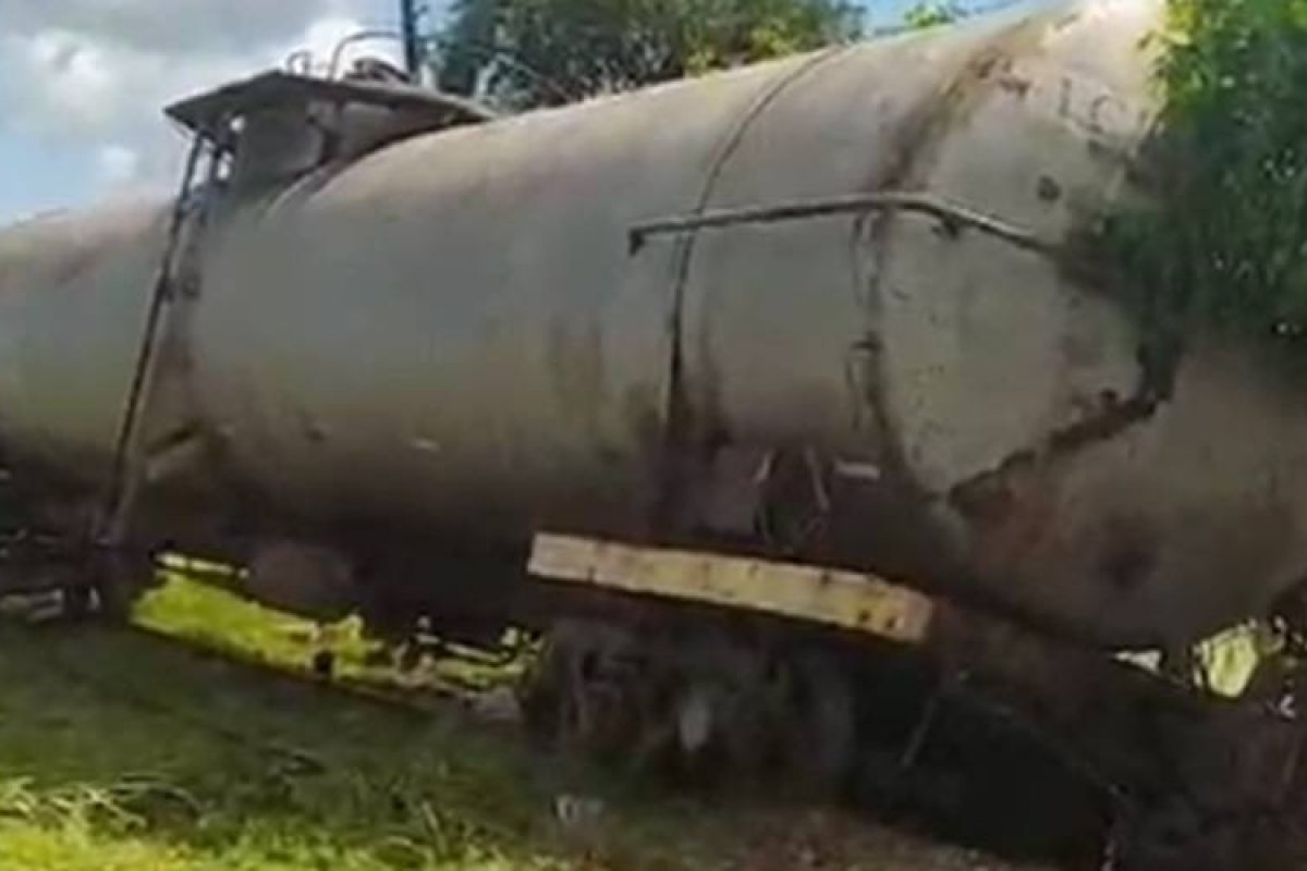 Vídeo: trem que seguia para manutenção descarrila em Pojuca