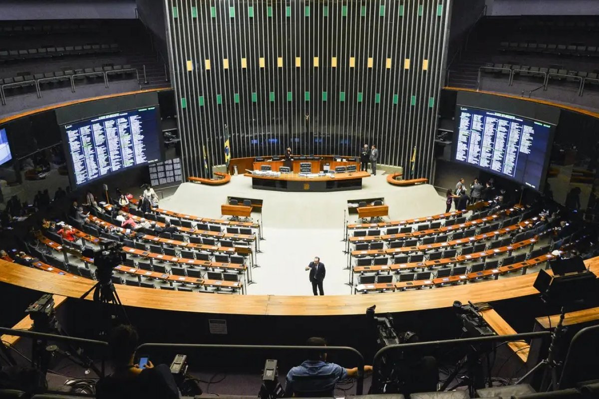 Deputados federais somam 493 faltas sem justificativa neste ano, diz pesquisa