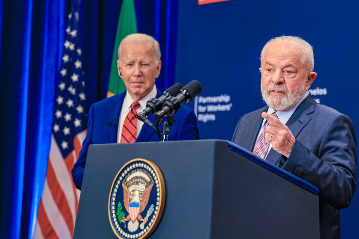 ‘Relação do Brasil será com quem for eleito’, diz Lula após desistência de Biden