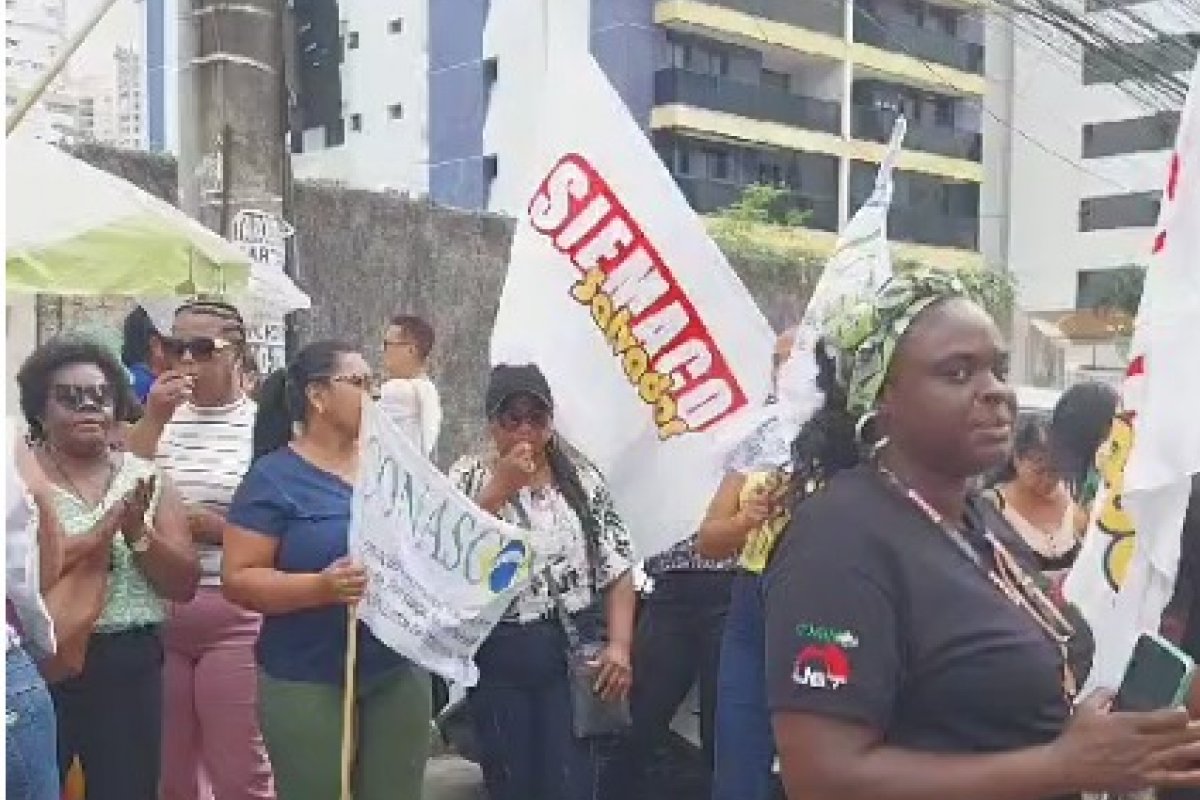 Vídeo: sindicato protesta contra atrasos nos salários de terceirizados da Educação na Bahia
