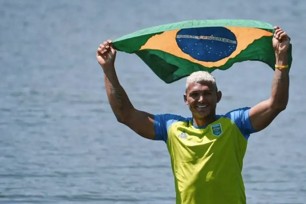 Olimpíadas 2024: Isaquias Queiroz e Raquel Kochhan serão os porta-bandeiras do Brasil em cerimônia de abertura