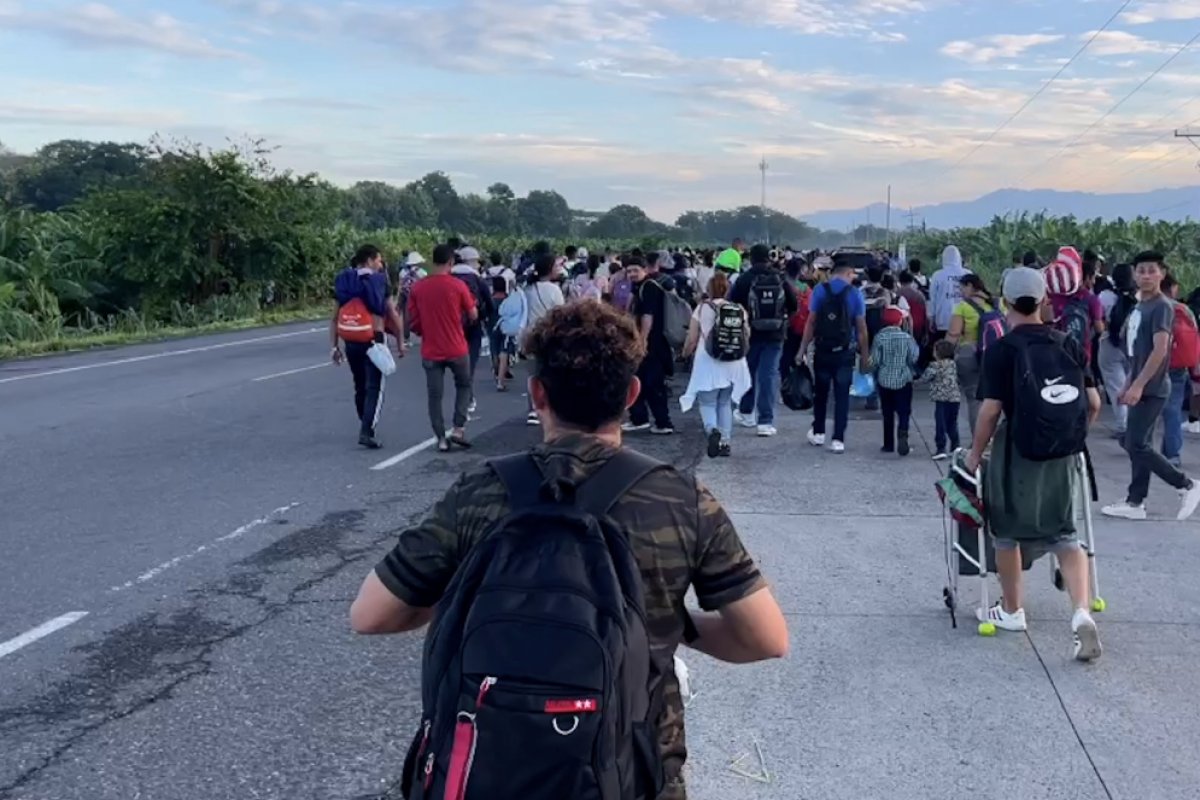 Grupo de migrantes da América Central e do Sul segue para fronteira dos EUA e México