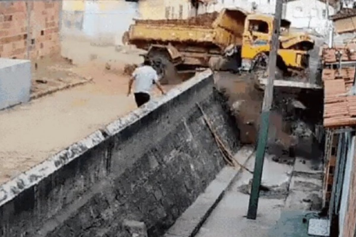 Casas são invadidas por caminhões na Bahia; imagem impressiona