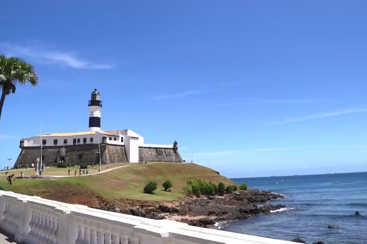 Homem é preso no Farol da Barra suspeito de importunação sexual