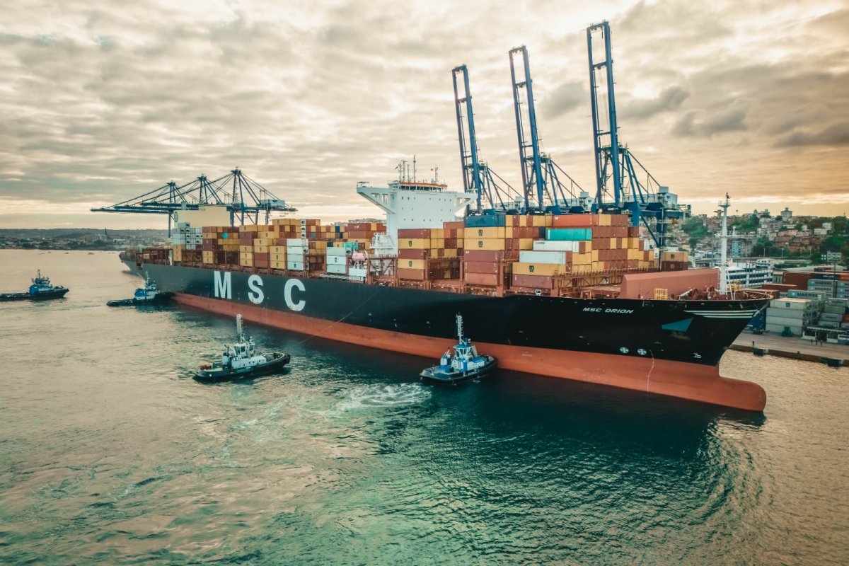 Navio com 366 metros faz rota direta de Salvador para a Ásia