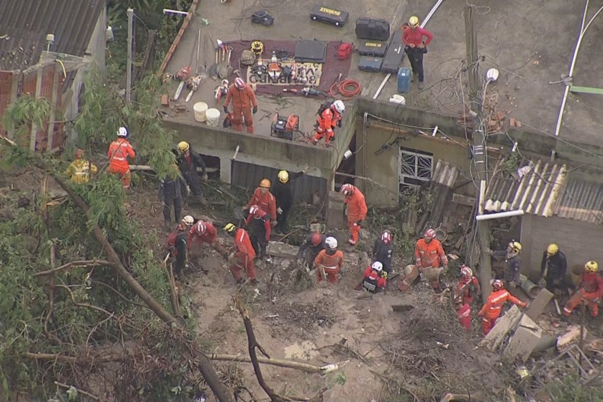 Forte chuva em BH causa deslizamento e deixa mortos