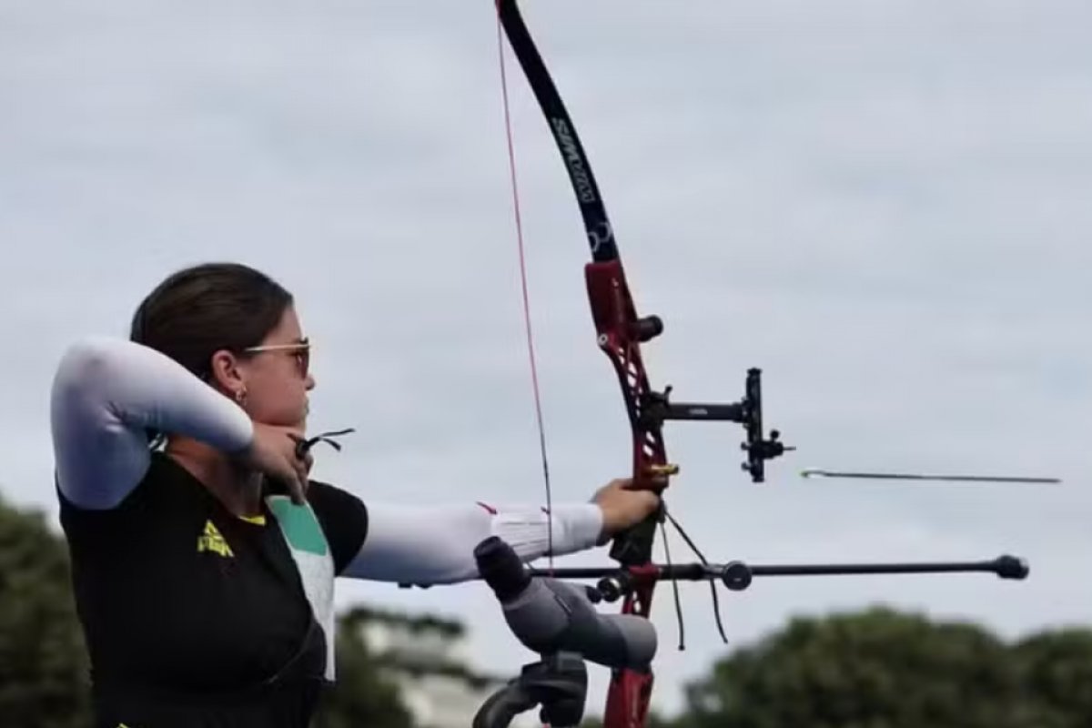 Na primeira apresentação brasileira em Paris, Ana Luiza Caetano atira com arte e faz sua melhor marca