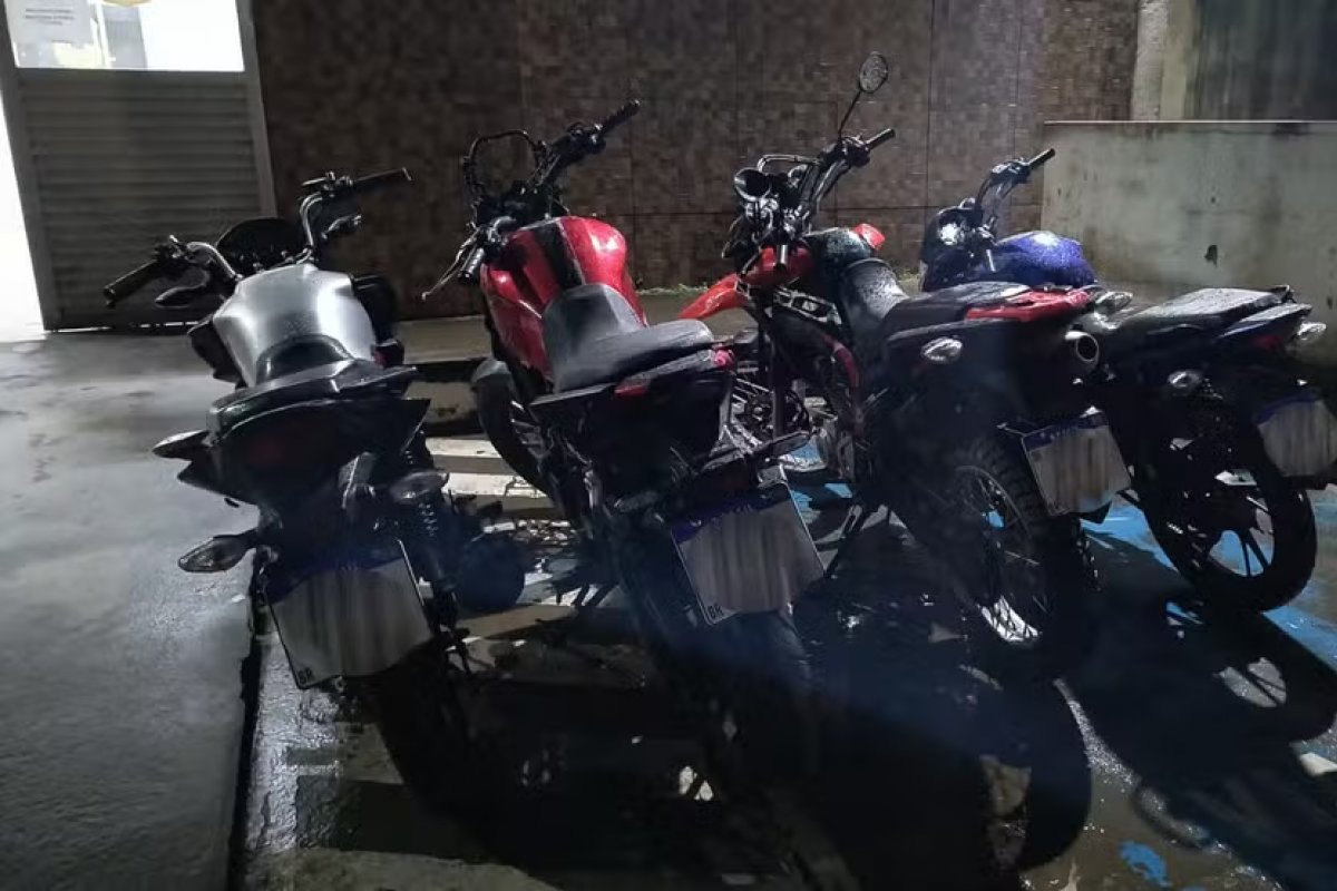 Quatro homens são presos suspeitos de desmanchar motos roubadas em Salvador
