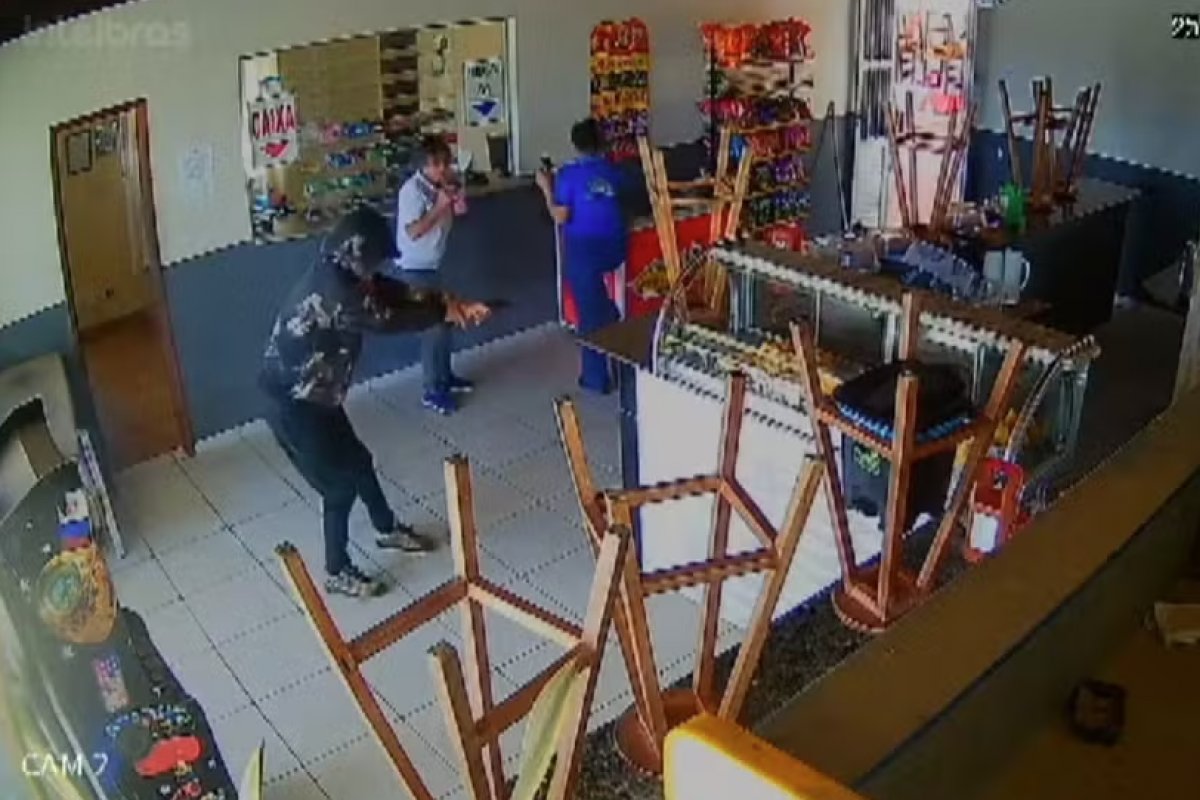 Homem é morto a tiros dentro de mercado em Oliveira dos Brejinhos