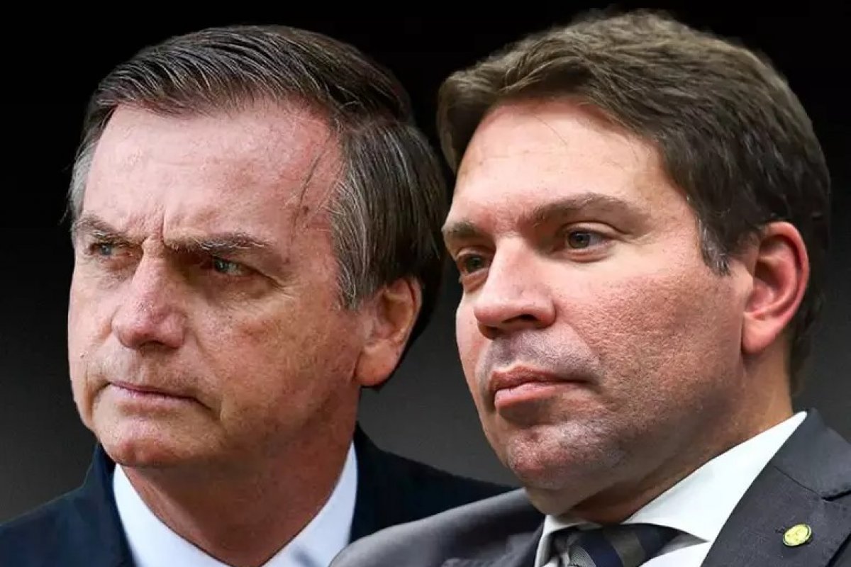 PF acha documentos de Ramagem com recomendações para Bolsonaro descredibilizar urnas