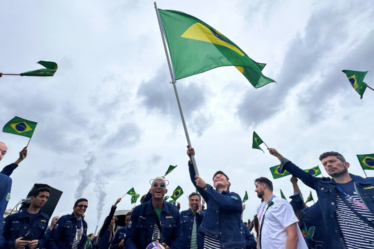 Delegação brasileira desfila pelo Sena na abertura das Olimpíadas de Paris