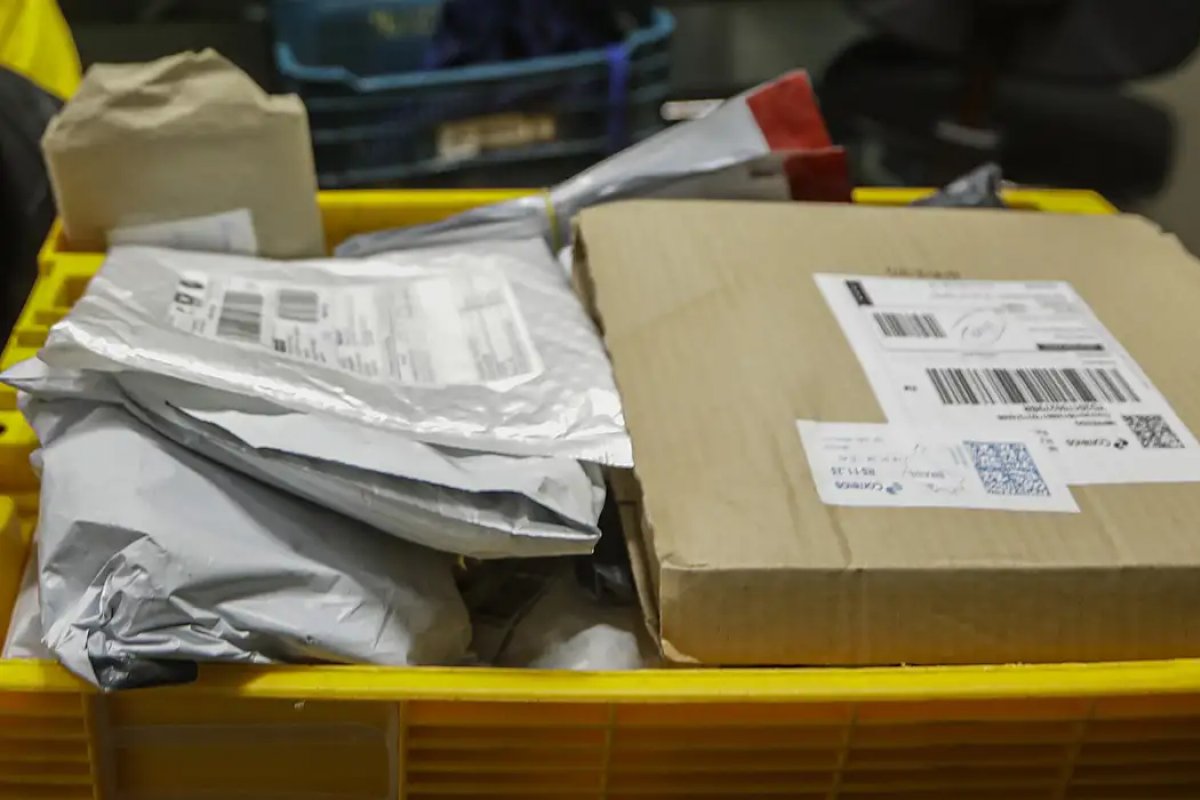 Varejistas iniciam taxação de compras internacionais de até US$ 50 neste sábado (27)